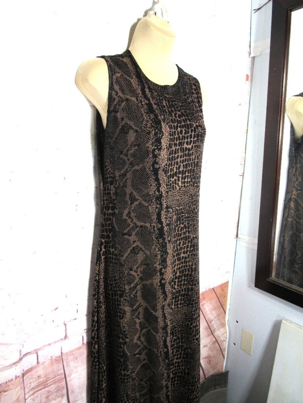 RONNI NICOLE TRAVEL KNIT MAXI PYTHON PRINT DRESS  MEDIUM - Picture 2 of 11